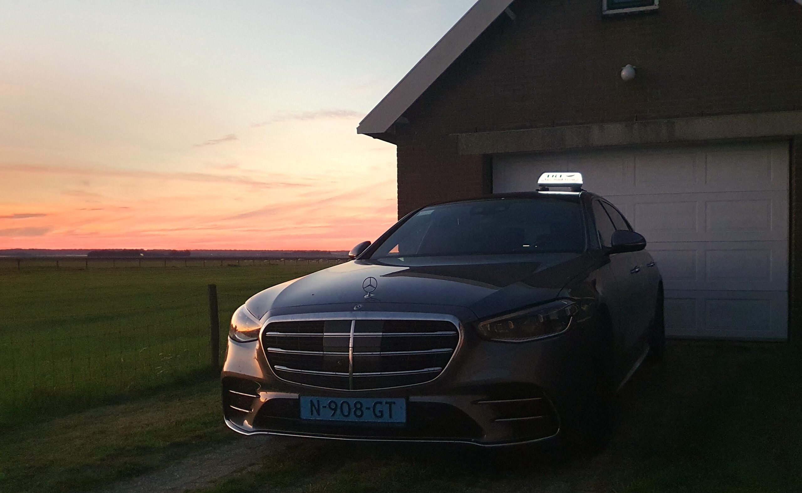 taxi-trt-zonsondergang Uw vervoer van en op Texel